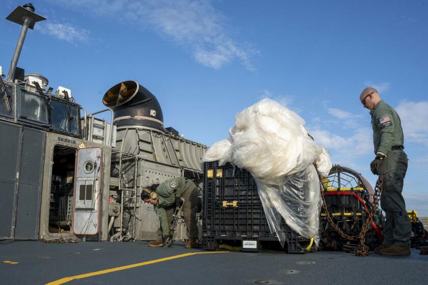 米上空の中国偵察気球を撃墜 残骸の回収 （提供写真）（アフロ）