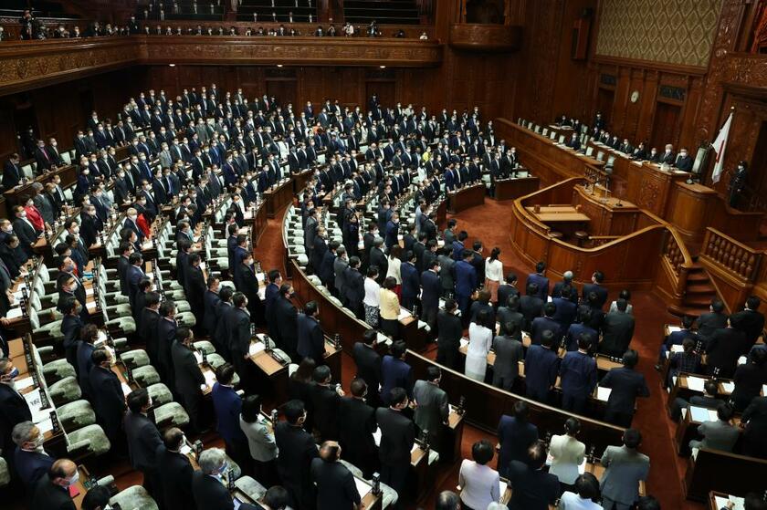 ５月１１日の衆院本会議で、国民投票法改正案が賛成多数で可決された。６月半ばには参院本会議でも可決される見通しだ　（ｃ）朝日新聞社