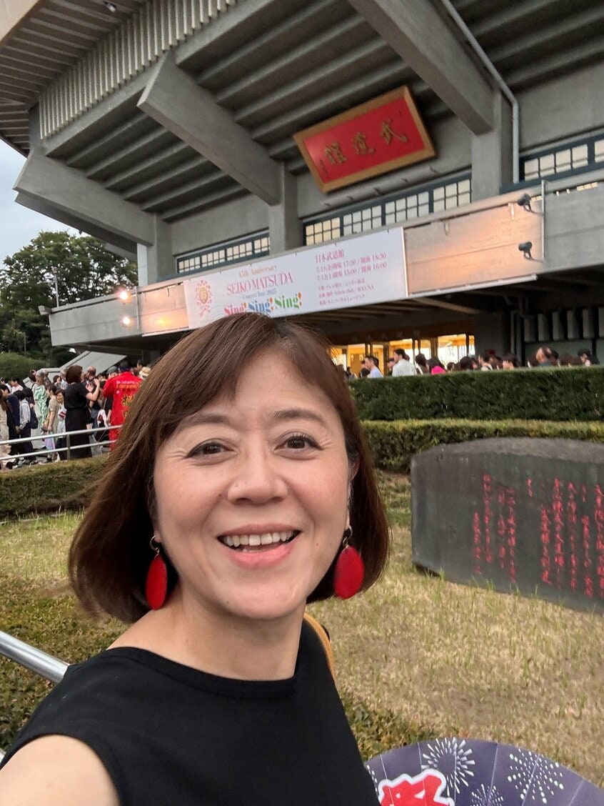 コンサート会場となった日本武道館。開演前からすごい熱気(武内さん提供)