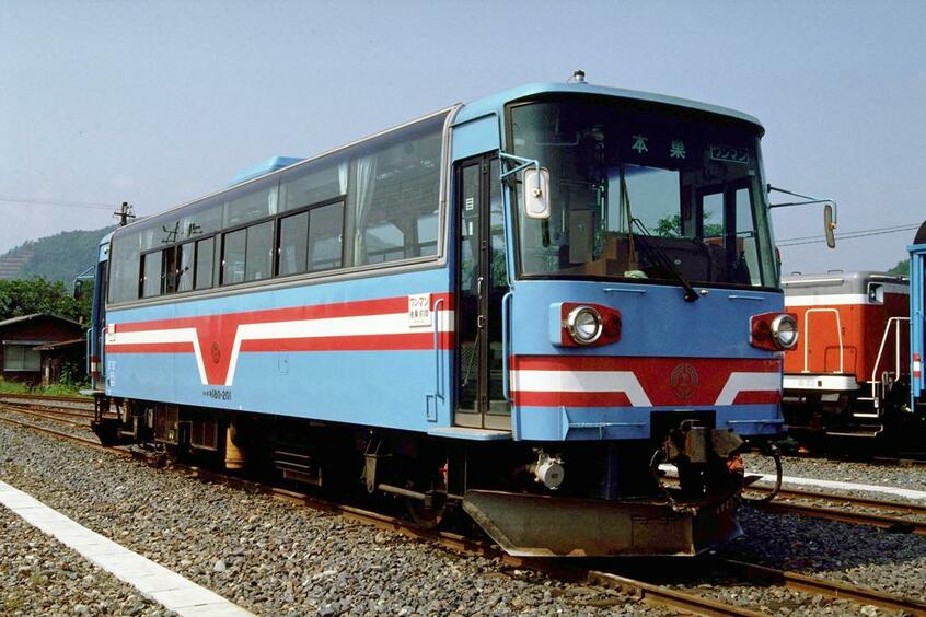 富士重工業が開発したLEカーII(ライトエコノミーカー)シリーズを採用した樽見鉄道のハイモ180形。側窓のピラーはすべて黒色で、窓や車体が大きく見える(C)朝日新聞社