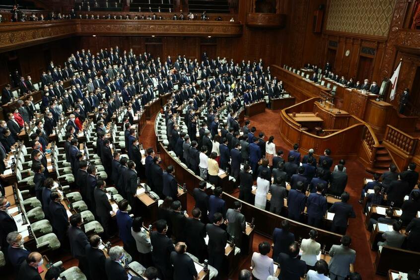 5月11日の衆院本会議で、国民投票法改正案が賛成多数で可決された。6月半ばには参院本会議でも可決される見通しだ (c)朝日新聞社
