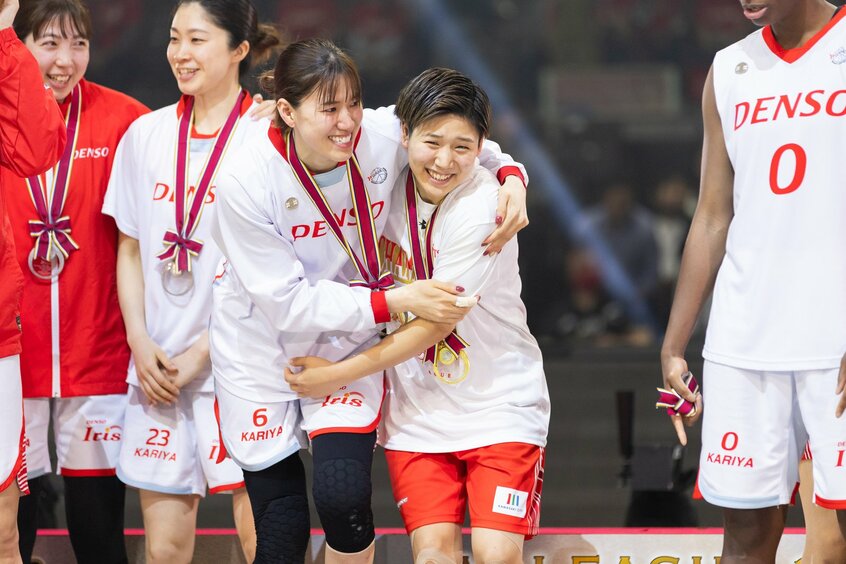 表彰式後、決勝を戦ったデンソーの本川紗奈生と称え合う。高校時代の同級生の本川とは、試合が終われば親友の姿に戻る。オフに食事や旅行を共にすることも。町田はプライベートではよく喋るという(撮影/小黒冴夏)