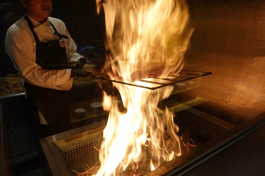 勢いよく上がる炎で一気に焼き上げる「カツオの藁焼き」。ガラス張りの外から、安全に見学できる