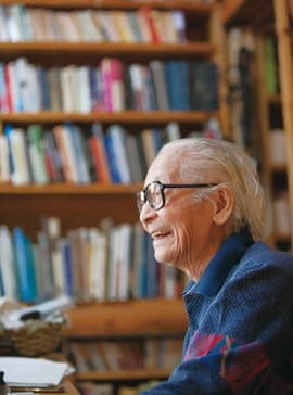 「旅行に行くとトランク1個分の本を買ってくるから、書庫の本は増えるばかりです」と目を細める畑さん