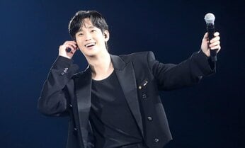 キム・スヒョン「実際の僕はふざけるのが好きなんです」 世界的ヒットドラマ「涙の女王」の主演俳優が見せたお茶目で飾らない素顔