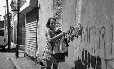横浜ドヤ街の住民と移動民族・ロマの共通点　「むき出しの人間」を撮る写真家・小島一郎