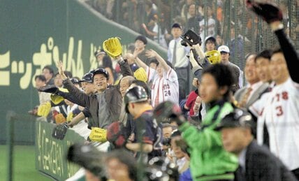 巨人－阪神戦で物議　防球ネットがない観客席は必要か　「スマホを見ている人が多い」と危険性の指摘が