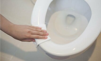 「トイレに流せるシート」を流すとトイレが詰まる？　水道修理業が語る“実態”とメーカーの“見解”