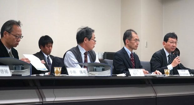 日本学術会議の検討委員会で議論する外園氏（写真右端）と池内氏（右から３人目）（撮影／編集部・長倉克枝）