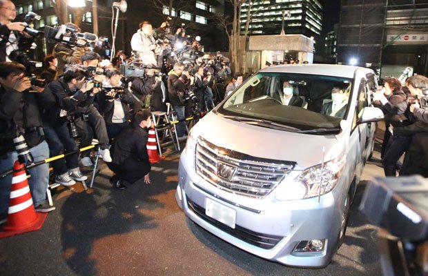 保釈後まっすぐに医療機関へ向かう、清原被告を乗せたワゴン車　（ｃ）朝日新聞社