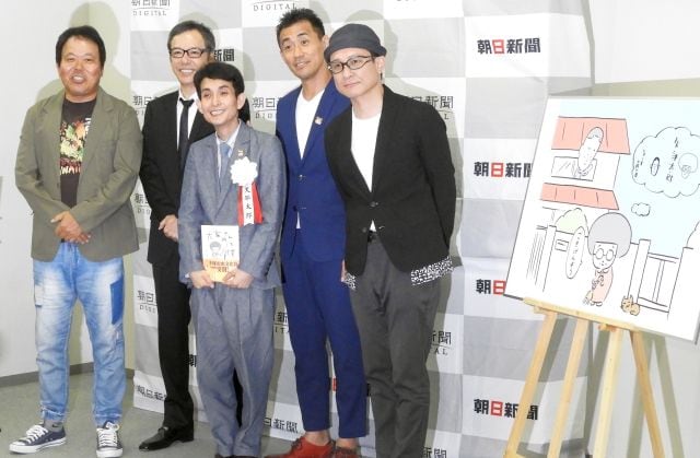 手塚治虫文化賞の贈呈式前に取材に応じる矢部太郎さんら。（左から）ほんこんさん、板尾創路さん、矢部さん、石田靖さん、木下ほうかさん