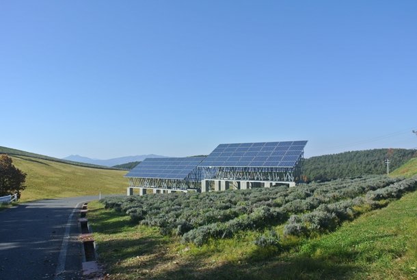 「くずまき高原牧場」には、ソーラーパネルも設置されていた