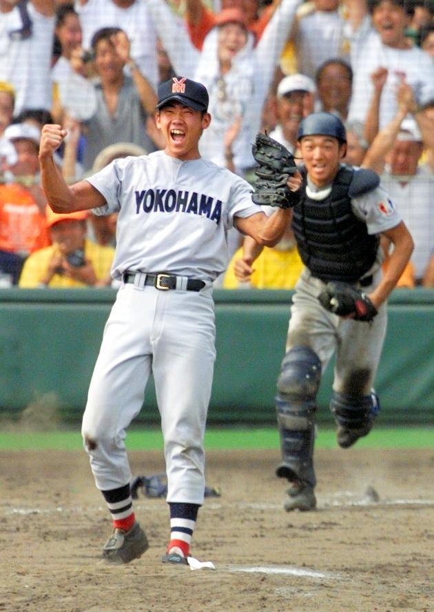 １９９８年夏の決勝、無安打無得点に抑えて春夏連覇を達成した横浜の松坂大輔（Ｃ）朝日新聞社