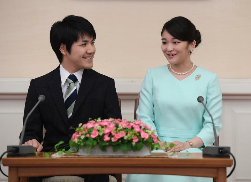 婚約内定の会見を開いた眞子さまと小室圭さん（ｃ）朝日新聞社