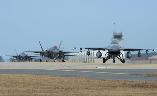 米韓合同軍事演習に参加した米空軍Ｆ１６（右）とＦ３５Ａ＝米空軍提供
