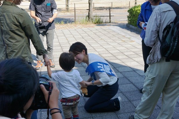 愛知県日進市のスーパー前で子供に話しかける山尾志桜里氏（撮影・直木詩帆）