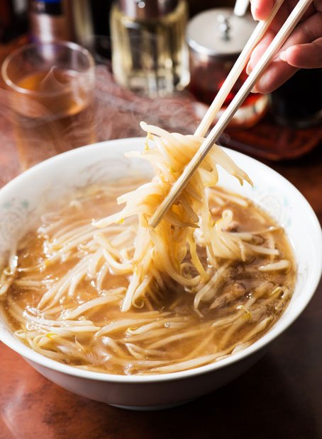 澄んだ醤油ベースのスープに中太の麺。しゃきっと炒めたモヤシと豚肉を、あんでまとめ、トロリとかけた三層構造。モヤシソバ専用に、形がまっすぐな「分福もやし」を使用。８００円（税込み）（撮影／大嶋千尋）
<br />