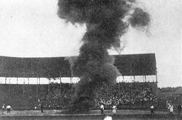 黒煙が上がる甲子園。河川敷に建設されたため昔は水はけが悪かった　（ｃ）朝日新聞社　＠＠写禁