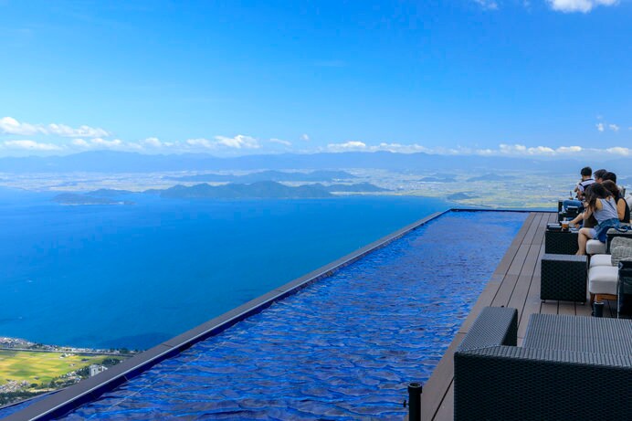 打見山の山頂駅から続く琵琶湖一望のデッキテラス「The Main」には、爽やかな水盤も