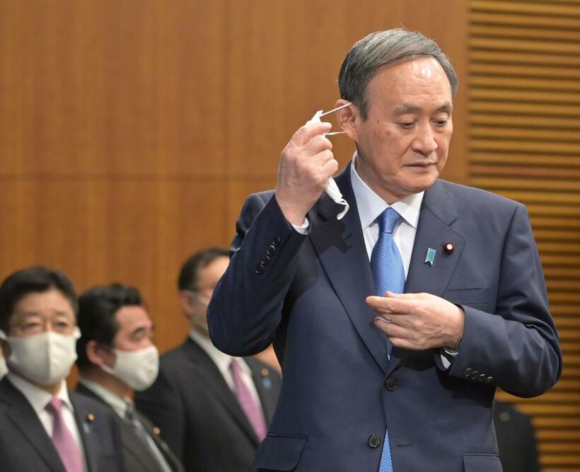 年頭記者会見に臨む菅義偉首相。小池百合子都知事らの要請に押され、緊急事態宣言の検討を表明することになった／１月４日、首相官邸　（ｃ）朝日新聞社