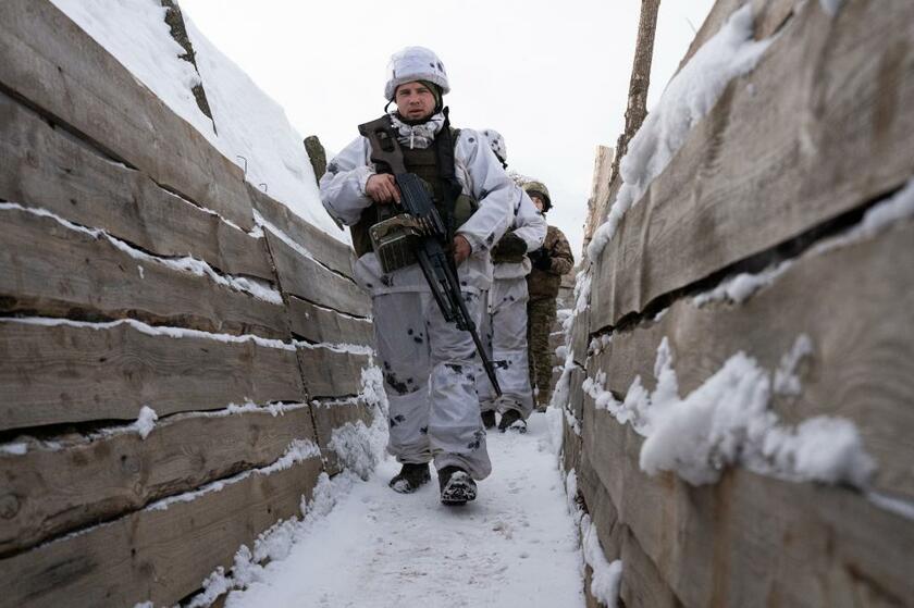 親ロシア派支配地域との最前線近くで警備するウクライナ兵（写真：Anadolu Agency via Getty Images）