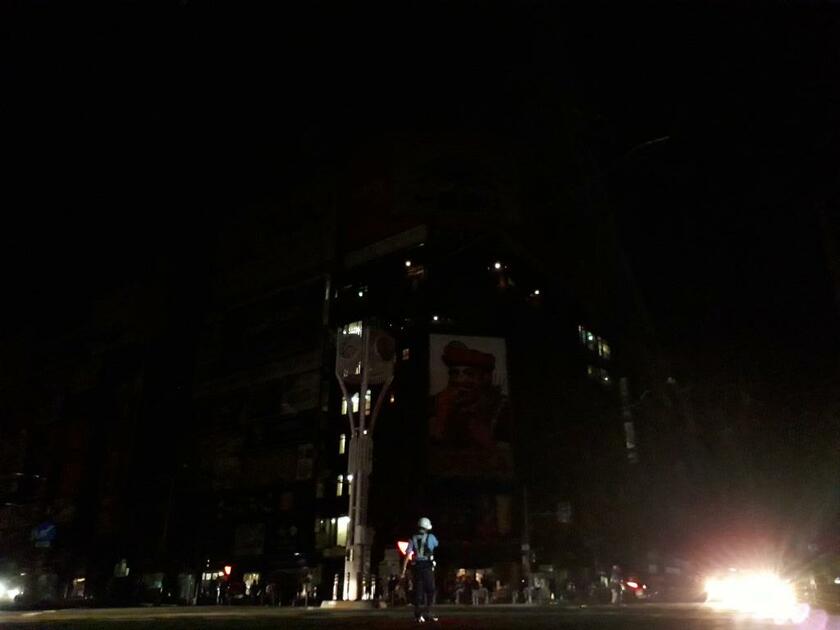 地震の影響で停電して真っ暗になった札幌・ススキノの繁華街／９月６日午前３時３９分　（ｃ）朝日新聞社