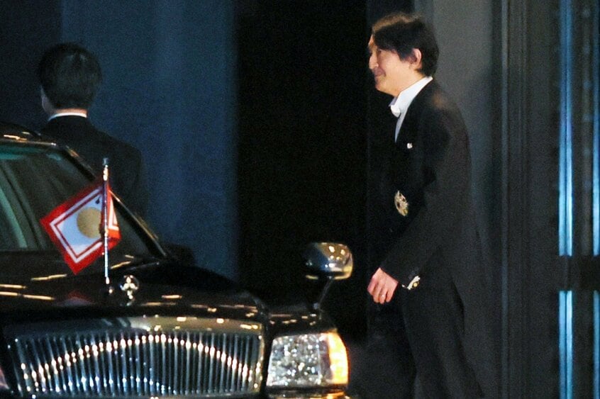 2020年11月の立皇嗣の礼を終え、宮殿を後にする秋篠宮さま。車のフロントに掲げられたのは新たに定められた「皇嗣旗」。白地に織り出された十四葉一重裏菊(じゅうよんようひとえうらぎく)を紅色の枠で囲むデザイン=2020年11月8日午後6時、皇居・宮殿の東庭