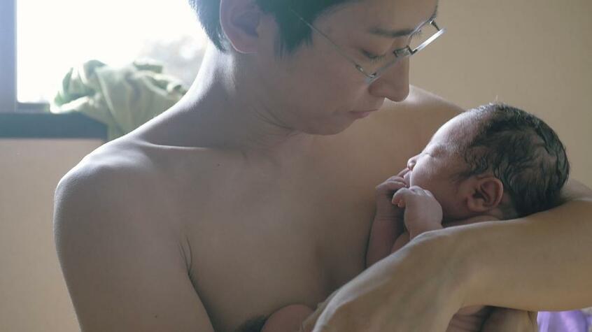 長男・樹くんが産まれて初めて抱っこして「どんな声で泣いてるの?」と聞いた。(SPACE SHOWER FILMS)