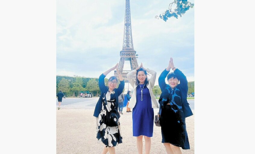 松川氏(中央)らがエッフェル塔前で撮った写真が批判を浴びた