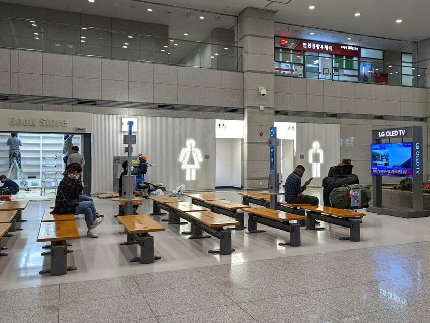 リニューアルしていた仁川空港内のトイレ。その横では新しいテナントの工事も行われていた