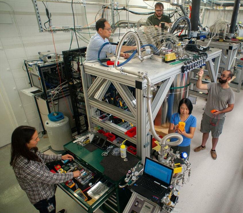 ジョン・マルティニス率いるグーグル量子コンピューターチームが「シカモア」の実験を進める(写真:Google提供)
