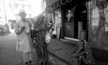 路上生活者、大道芸人、リキシャ引き――人間味に溢れたインドの路地の風景