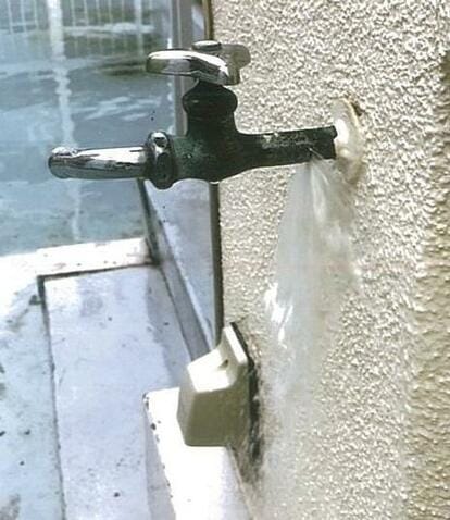 原因は何者かによる屋上の水道への細工だった (提供)