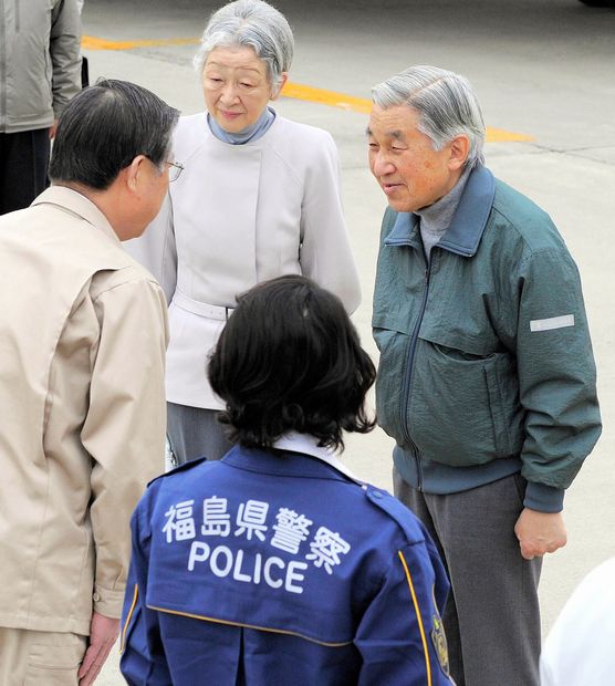 ２０１１年５月１１日、福島空港から福島県入りした両陛下。震災後、最初にお見舞いをした東京の避難所では、「津波ですか」と聞く陛下に「原発です」と答える被災者が相次いだ　(c)朝日新聞社＠＠写禁