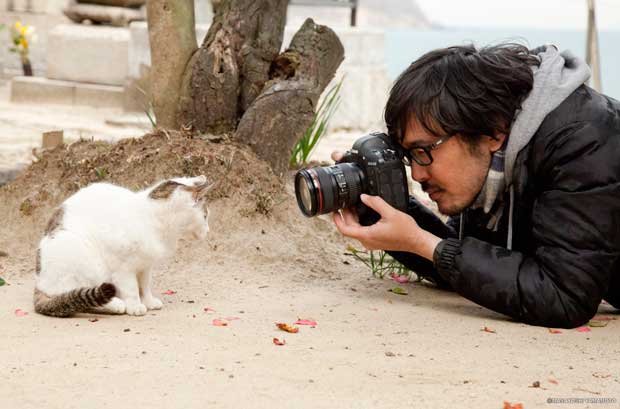 沖昌之／猫写真家。主に外猫を撮影し、猫の自然な姿をとらえた写真が人気。写真集に『ぶさにゃん』『必死すぎるネコ』など。インスタは@okirakuoki　（ｃ）山本正義