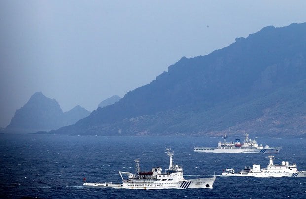 尖閣諸島の魚釣島周辺を航行する中国海洋監視船と、警戒し追尾する海保の巡視船　（c）朝日新聞社　＠＠写禁