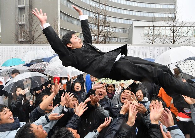 今年春の九州大の合格発表(c)朝日新聞社