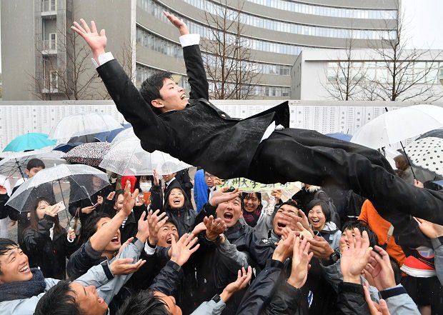 今年春の九州大の合格発表（ｃ）朝日新聞社