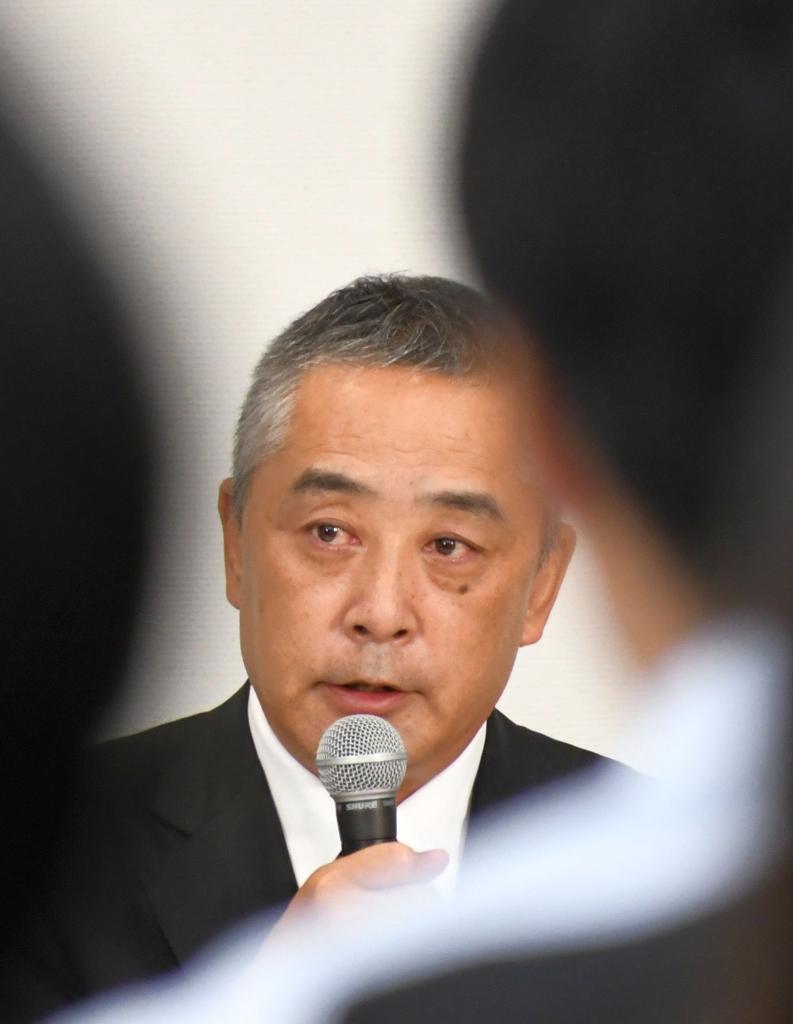 会見で記者の質問に応じる岡本社長（撮影＝多田敏男） 