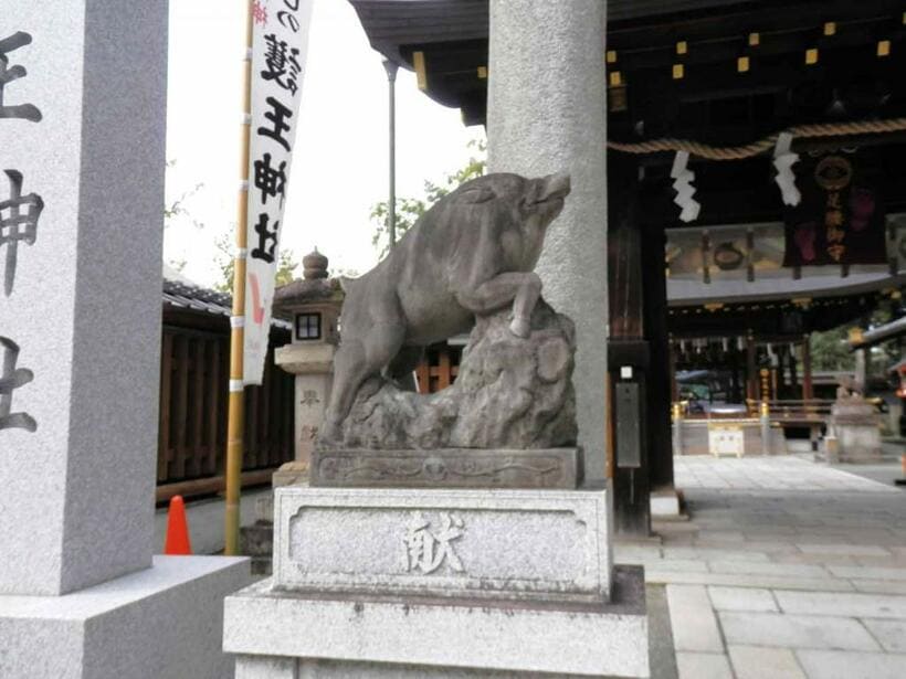 京都・護王神社に鎮座する狛猪