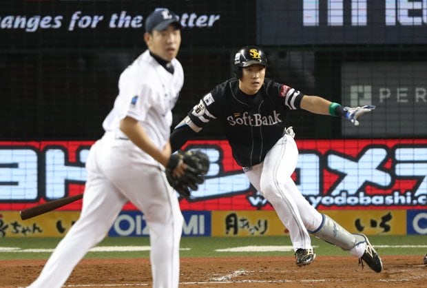 菊池雄星（手前）から適時打を放ったソフトバンク上林誠知（奥）　（ｃ）朝日新聞社