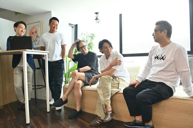 ＣＬＡＳで働く仲間たち。久保裕丈の「ストーリー」に魅せられた人たちが、いろんな業種から集まってきた（撮影／写真部・東川哲也）
