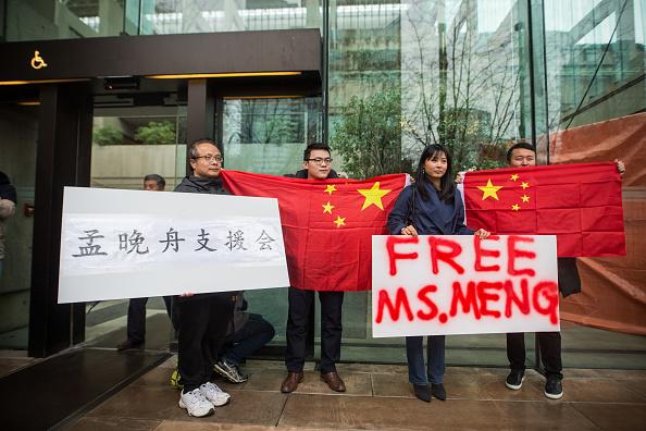 カナダ・バンクーバーの裁判所前では、中国系とみられる人々が中国国旗を掲げて孟氏の保釈を訴えた（写真：Gettyimages）