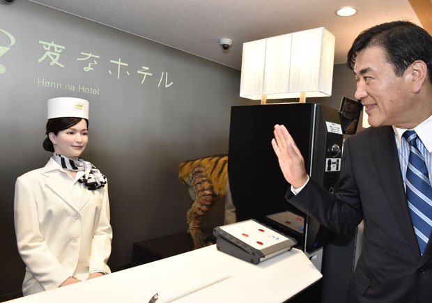 「変なホテル」ではフロントでロボットが出迎える　（ｃ）朝日新聞社