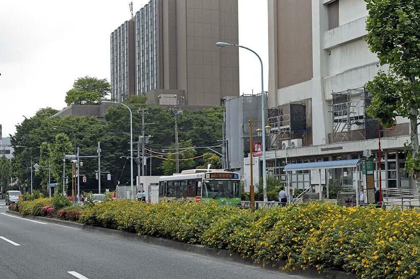 拡幅された現在の新目白通り。都電早稲田車庫の跡地は都営アパートになり、1階が都バスの早稲田自動車営業所だ。左隣には「リーガロイヤルホテル東京」の高層建築が威容を誇っている。（撮影／諸河久：2019年6月1日）