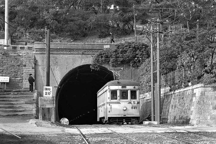 元町から本牧トンネルを抜けて、終点の間門に向かう5系統に充当された500型四輪単車。元町～麦田町（撮影／諸河久：1966年2月19日）