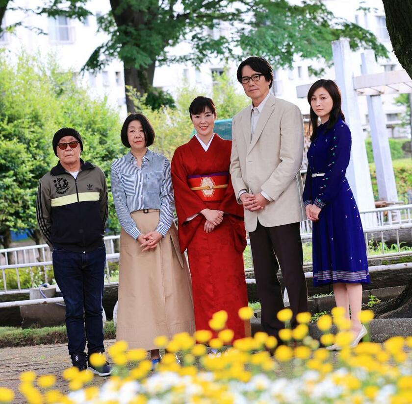 左から廣木隆一監督と井上荒野さん、長内みはる（瀬戸内寂聴）役の寺島しのぶ、豊川悦司、広末涼子（撮影／写真映像部・松永卓也）