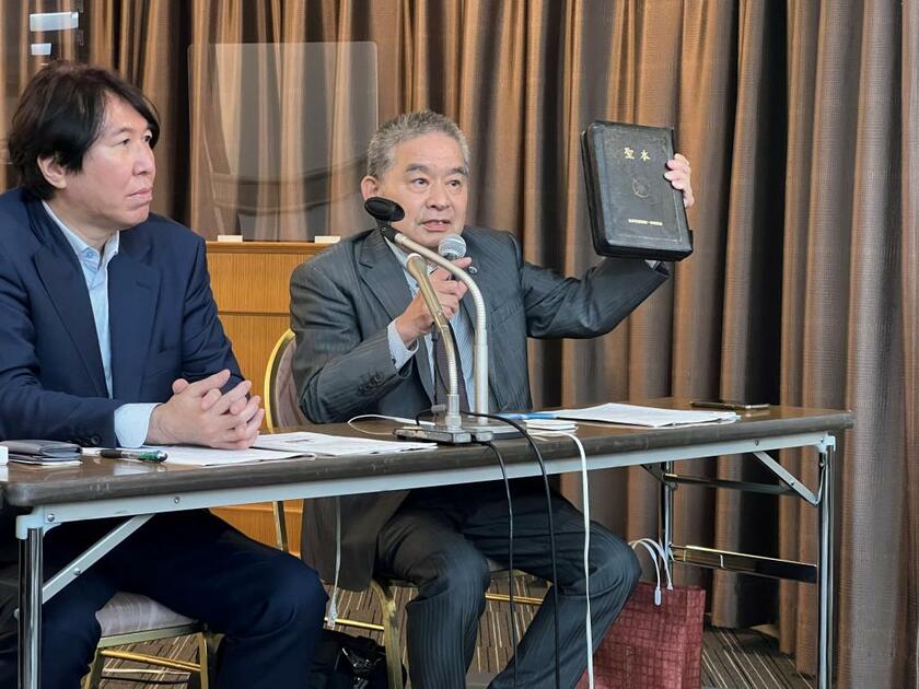 全国霊感商法対策弁護士連絡会の渡辺博弁護士（右）と、紀藤正樹弁護士