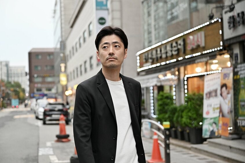 小国の名刺には肩書がない。「名刺交換をして、ディレクターとかエグゼクティブなんとかと書かれていると、なんとなくわかった雰囲気になっちゃう。それが嫌だな、気持ち悪いな、自分が独立するときには肩書を入れるのはやめようと思った」(撮影/伊ケ崎忍)
