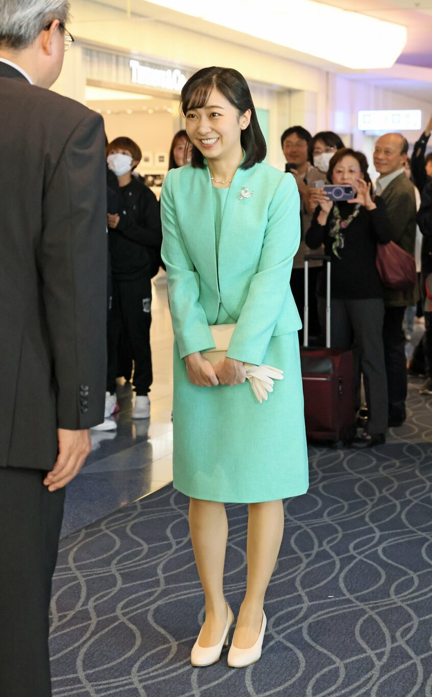 羽田空港で見送りを受ける秋篠宮家の次女佳子さま=23年11月1日 代表撮影
